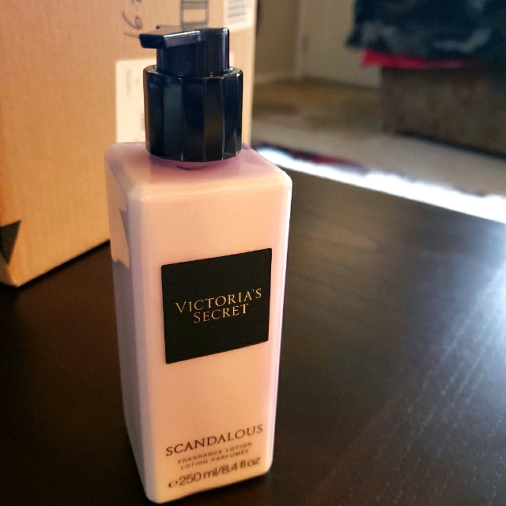 🆕️NIB Victoria's Secret Scandalous Lotion